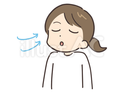 ゆっくり息を吸っている女性