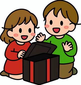 黒の箱を開ける子供たちです。 黒の箱を開ける子供たちです。 プレゼント,シンプル,ギフト,喜ぶ,受け取り,サプライズ,笑顔,贈り物,手渡し,お祝いのイラスト素材