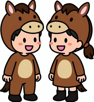 茶色の馬の着ぐるみの子供たちです。 馬,着ぐるみ,シンプル,子供,コスチューム,コスプレ,動物,ファッション,パーティー,イベントのイラスト素材