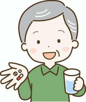 薬を飲むおじいさん