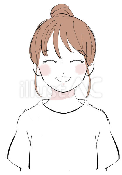にこにこしているTシャツの女性