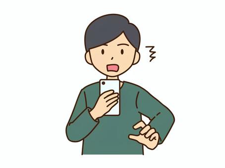 スマートフォンを見て驚く男性