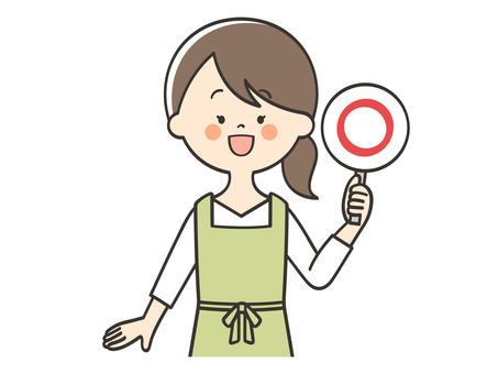 マルの札を持つエプロンの女性 丸,正解,正しい,合っている,クイズ,解答,笑顔,主婦,女性,エプロンのイラスト素材