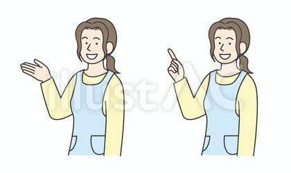 説明するエプロン女性