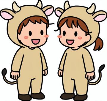 ベージュの牛コスの子供たちです。 牛,コスプレ,シンプル,コスチューム,着ぐるみ,角,耳,しっぽ,動物,キャラクターのイラスト素材