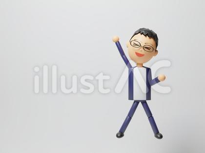嬉しくてガッツポーズをする中年男性