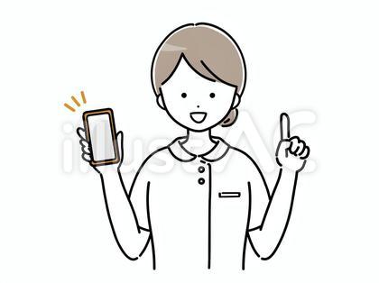 スマホを見せて説明する若い女性看護師