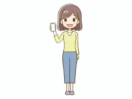 笑顔でスマホを持つ黄色い服の女性 笑顔,女,黄色,服,私服,携帯,電話,スマートフォン,デジタル,スマホのイラスト素材