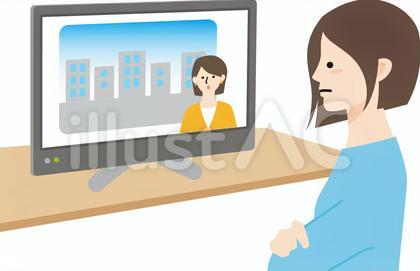 ニュースを見る女性