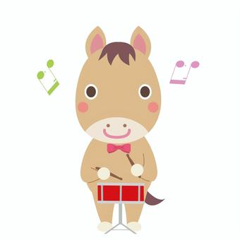 スネアドラムを叩く午年の馬