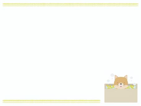 ゆず湯に入る笑顔の茶色い犬（フレーム） ゆず湯,犬,笑顔,動物,かわいい,冬至,入浴,フレームのイラスト素材