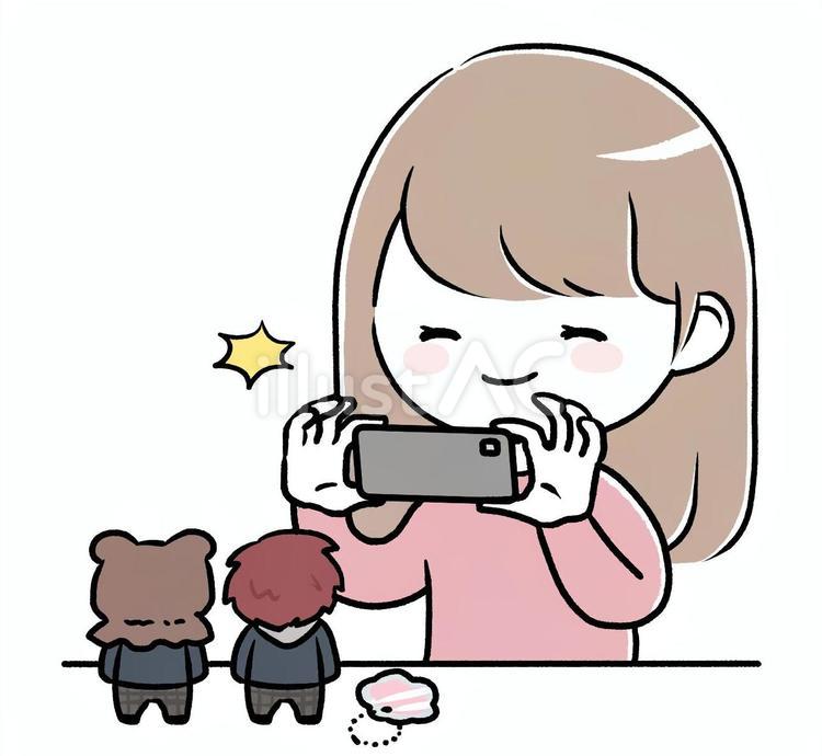ぬいぐるみを撮影する女性（キャラ） 女性,スマホ,写真のイラスト素材