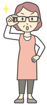 エプロンおばちゃん-222-全身 眼鏡,おばちゃん,エプロン,お母さん,ママ,中年,おばさん,主婦,人物,かわいいのイラスト素材