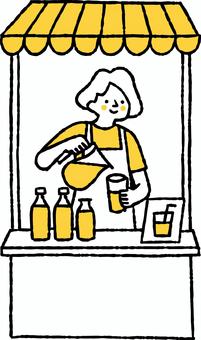マルシェでジュースを販売する女性 マルシェ,ジュース,販売,女性,店主,果物,売り手,店員,屋台,ファーマーズマーケットのイラスト素材