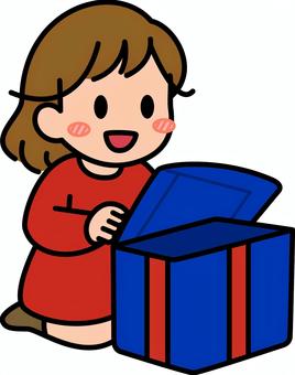 ネイビーの箱を開ける女の子です。 ネイビーの箱を開ける女の子です。 プレゼント,シンプル,ギフト,喜ぶ,受け取り,サプライズ,笑顔,贈り物,手渡し,お祝いのイラスト素材