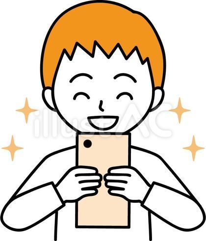 笑顔でスマホを使う男の子