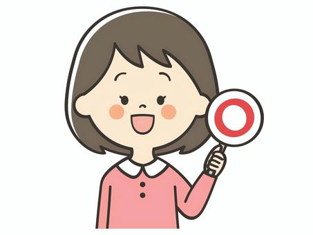 マルの札を持つ女の子 丸,正解,正しい,合っている,クイズ,解答,笑顔,女の子,子供,女子のイラスト素材
