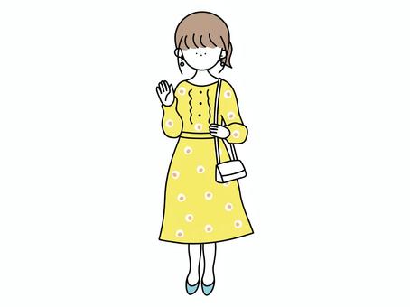 おしゃれして手を振るお姉さん 女の子,ワンピース,おしゃれ,花柄,黄色,バッグ,手,振る,バイバイ,待ち合わせのイラスト素材