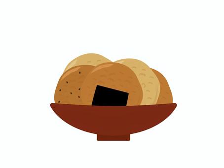 お皿に盛られたお煎餅 煎餅,せんべい,米菓,お菓子,おやつ,醤油煎餅,お茶請け,食べ物のイラスト素材