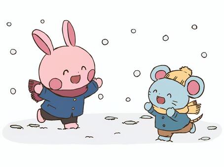 雪遊びを楽しむウサギとネズミ ウサギ,ネズミ,雪,冬,雪遊び,走る,足跡,はしゃぐ,笑顔,元気のイラスト素材
