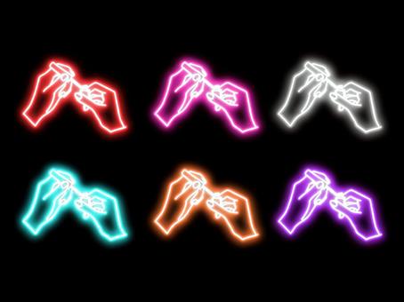 ネオンのネイルをする手元 ネオンのネイルをする手元 ネイル,マニュキア,ポリッシュ,サロン,セルフ,手元,手入れ,身だしなみ,女性,手描きのイラスト素材