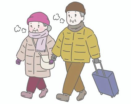冬の旅行に出かける仲良しシニア夫婦 シニア,高齢者,夫婦,老夫婦,冬,旅行,男女,冬服,観光,お出かけのイラスト素材