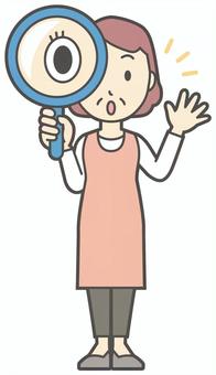  エプロンおばちゃん-169-全身 虫眼鏡,おばちゃん,エプロン,お母さん,ママ,中年,おばさん,主婦,人物,かわいいのイラスト素材