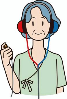 聴力検査をするシニア女性 健康診断,人間ドック,シニアのイラスト素材