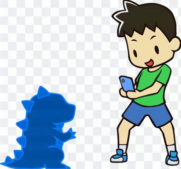 スマホのARゲームで遊ぶ男子 スマホのARゲームで遊ぶ男子