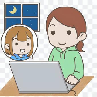 パソコンで会話する女性たち パソコンで会話する女性たち