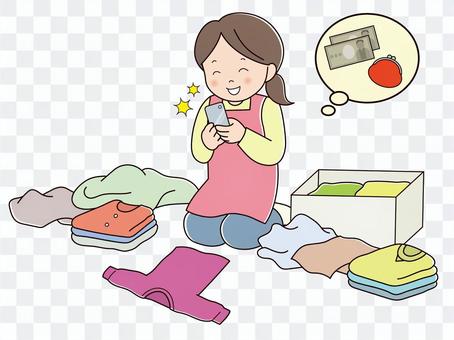 フリマアプリに出品する女性(ウハウハ) フリマアプリに出品する女性(ウハウハ)